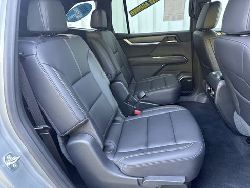 Used 2025 GMC Acadia Elevation w/ Elevation Premium Package AWD/4WD image 16