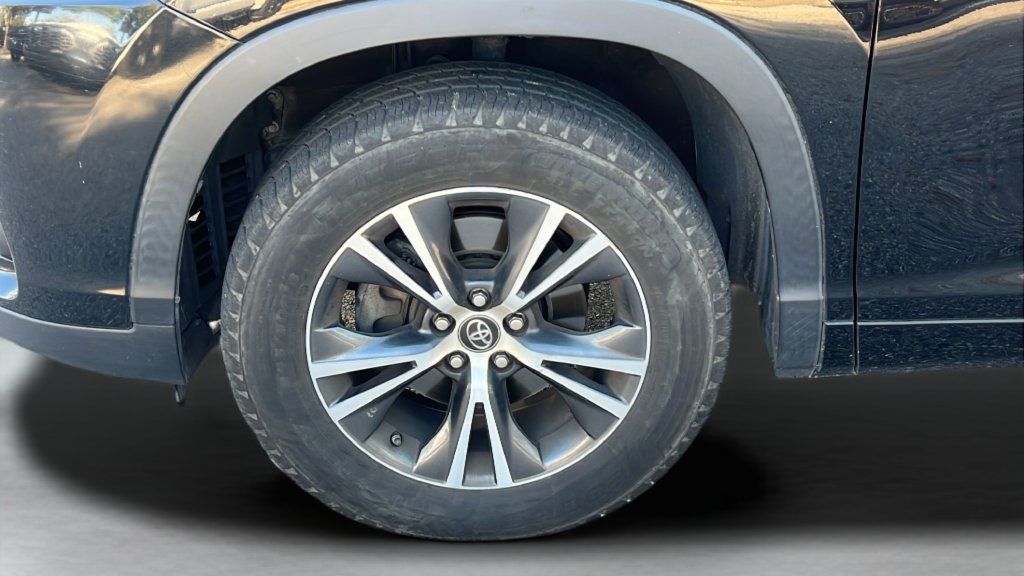 Used 2017 Toyota Highlander Plus FWD image 10