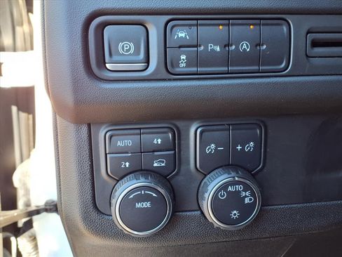 Used 2024 Chevrolet Suburban LT image 31