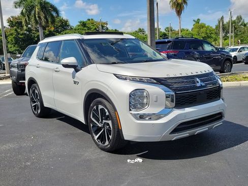 Used 2023 Mitsubishi Outlander 4WD Plug-In Hybrid image 3