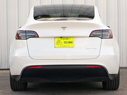 Used 2023 Tesla Model Y Long Range image 11
