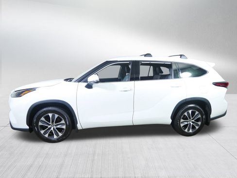Used 2022 Toyota Highlander XLE image 4