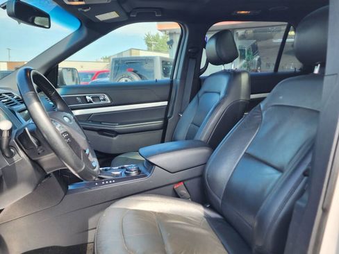 Used 2017 Ford Explorer XLT w/ Equipment Group 202A AWD/4WD image 16