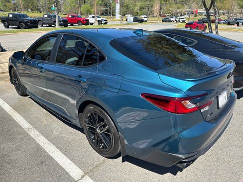 Used 2025 Toyota Camry SE w/ Convenience Package image 3