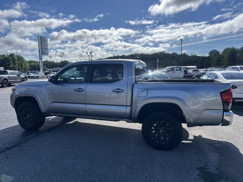 Used 2021 Toyota Tacoma SR5 RWD image 3