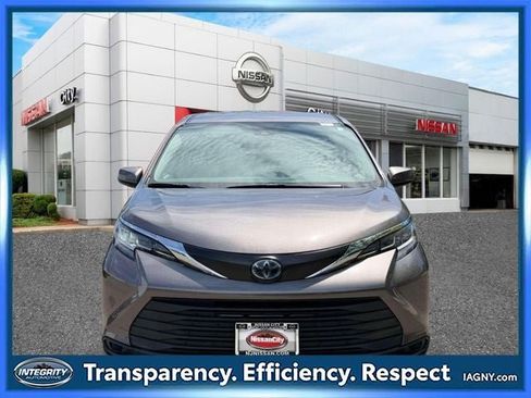 Used 2022 Toyota Sienna LE FWD image 2