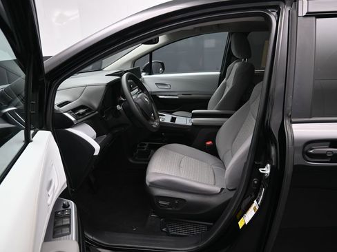 Certified 2025 Toyota Sienna LE w/ LE Plus Package image 9