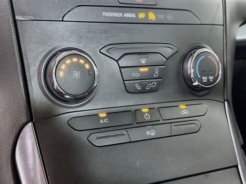 Certified 2019 Ford Edge SE FWD image 18