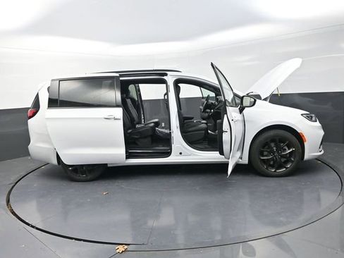 New 2026 Chrysler Pacifica Select w/ S Appearance Package image 33