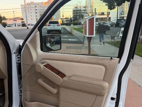 Used 2006 Ford Explorer Eddie Bauer image 26