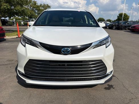 Used 2022 Toyota Sienna Limited AWD/4WD image 2