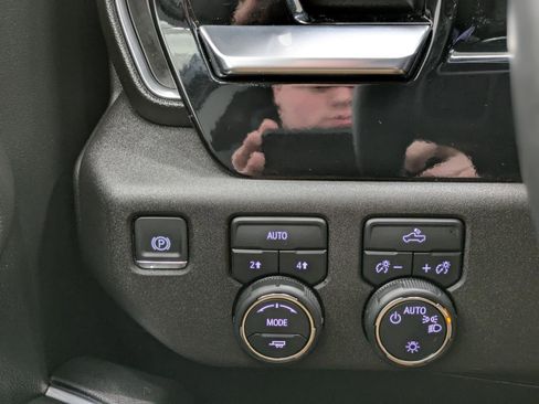 Used 2024 Chevrolet Silverado 1500 LT image 24