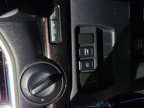 Used 2019 Nissan Titan SV AWD/4WD image 20
