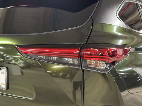 Used 2023 Toyota Highlander XSE AWD/4WD image 11