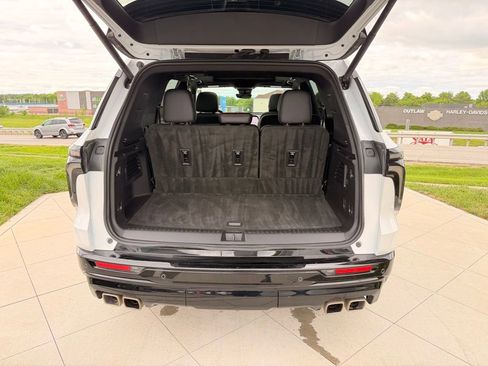 Used 2024 Chevrolet Traverse RS FWD image 36
