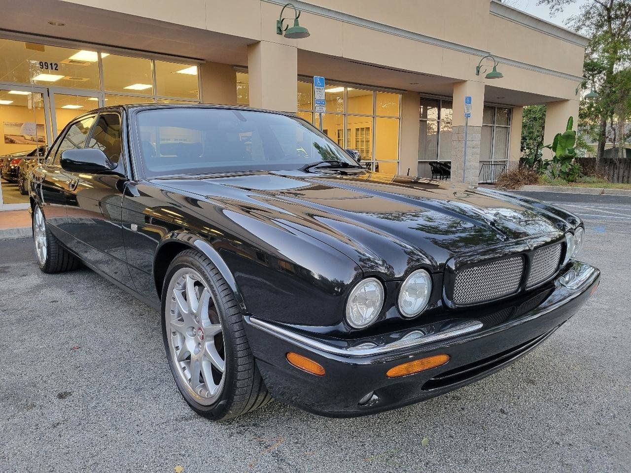 Used 2002 Jaguar XJ8 RWD image 1