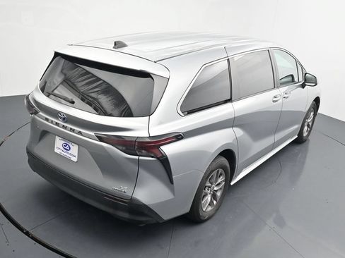 Used 2024 Toyota Sienna LE FWD image 15