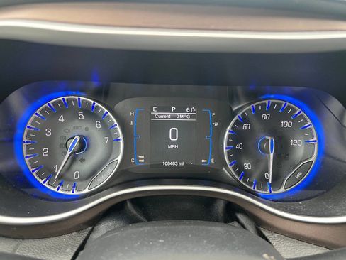 Used 2017 Chrysler Pacifica Touring-L image 37