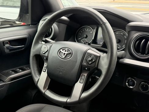 Used 2018 Toyota Tacoma TRD Off-Road AWD/4WD image 11