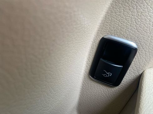 Used 2016 Mercedes-Benz E 350 4MATIC Sedan image 31