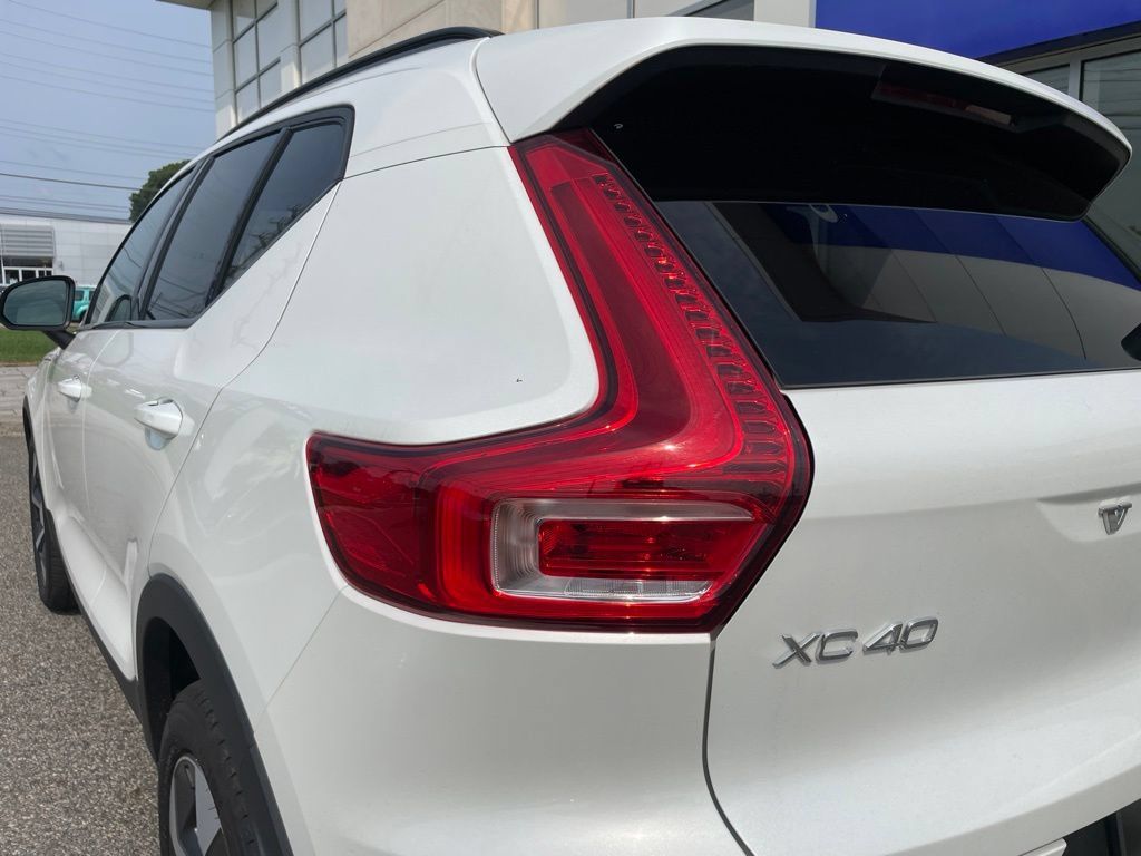 Used 2025 Volvo XC40 B5 Plus AWD/4WD image 11
