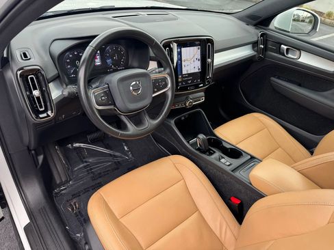 Used 2020 Volvo XC40 T5 Momentum w/ Protection Package Premier image 21