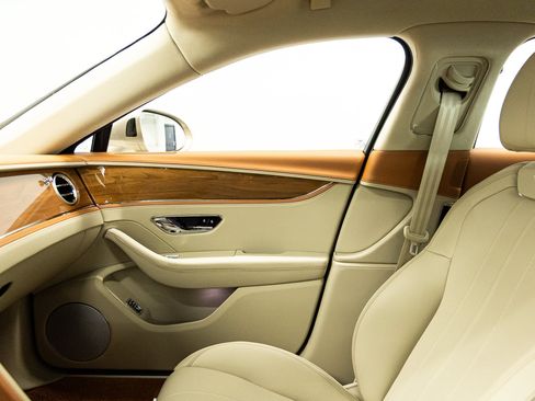 Used 2026 Bentley Flying Spur V8 AWD/4WD image 44