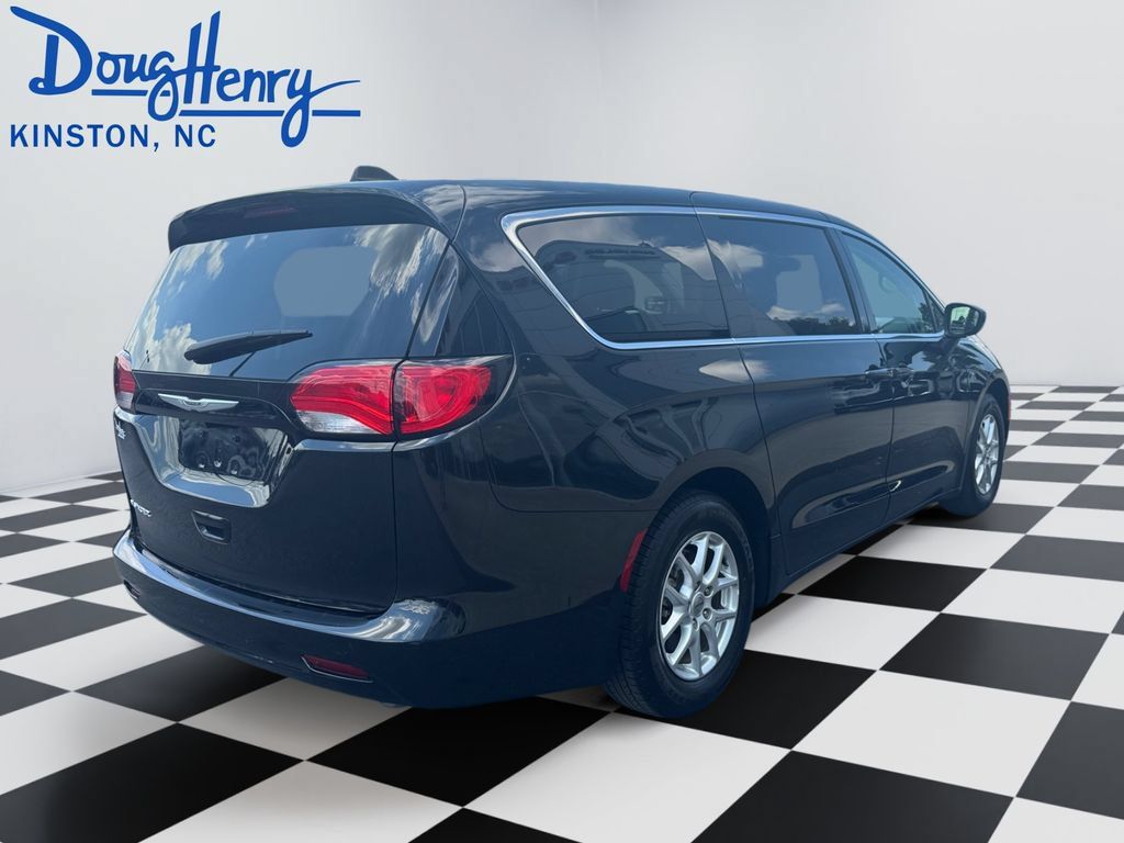 Used 2023 Chrysler Voyager LX FWD image 5