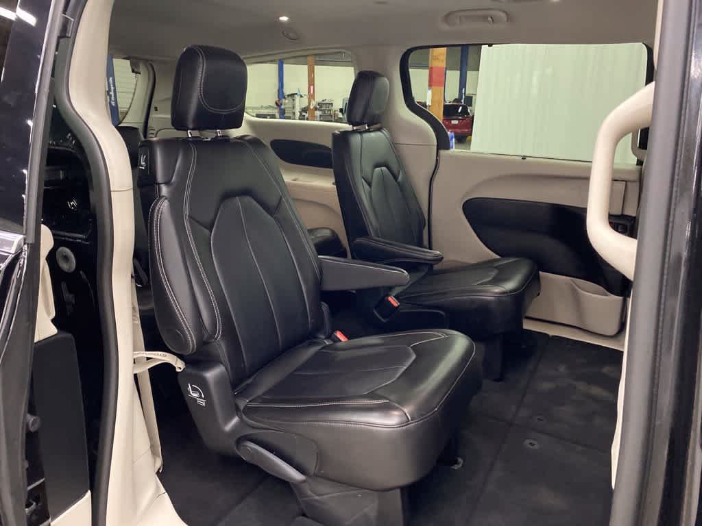 Used 2024 Chrysler Pacifica Touring-L FWD image 16