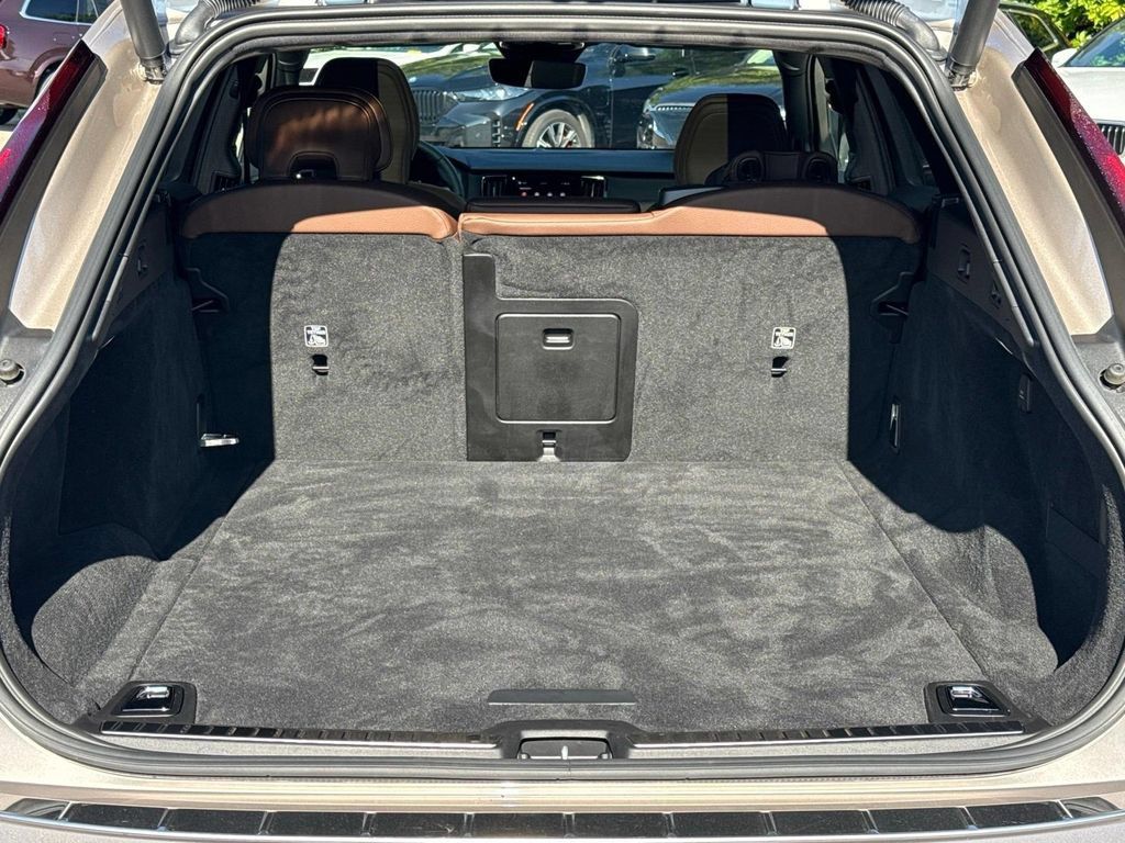 Certified 2025 Volvo V90 B6 Cross Country Plus AWD/4WD image 5