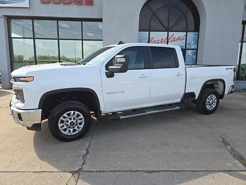 Used 2025 Chevrolet Silverado 2500 LT w/ Convenience Package AWD/4WD image 4