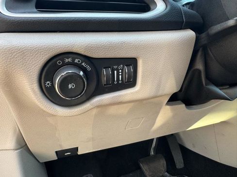 Used 2023 Chrysler Pacifica Touring-L FWD image 10