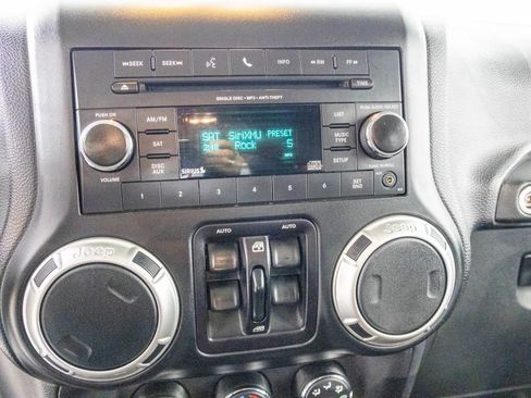 Used 2016 Jeep Wrangler Unlimited Rubicon w/ Connectivity Group image 23