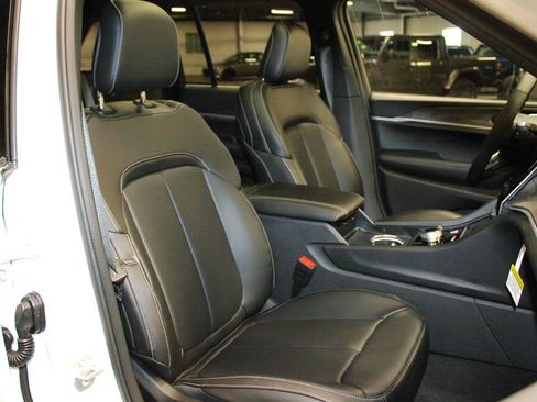 New 2025 Jeep Grand Cherokee Limited w/ Luxury Tech Group II image 29