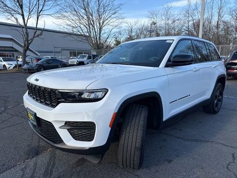 Used 2022 Jeep Grand Cherokee Altitude image 3