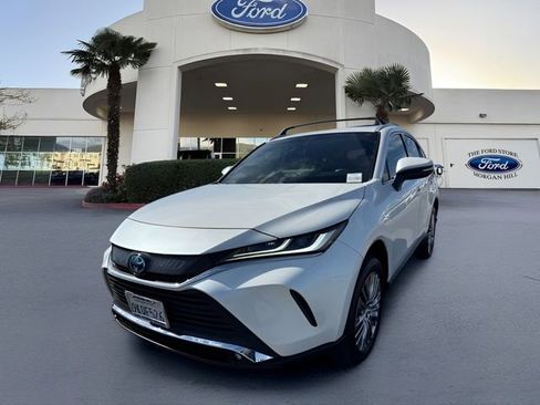 Used 2024 Toyota Venza XLE image 2