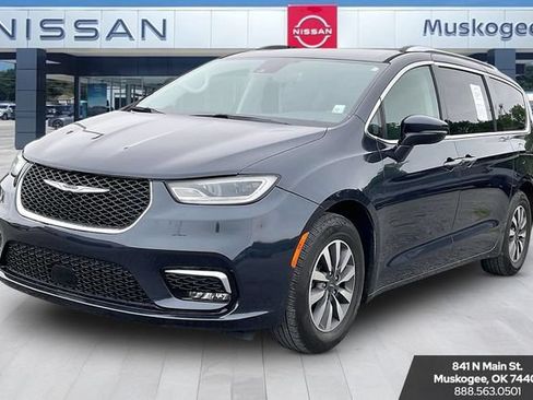 Used 2021 Chrysler Pacifica Touring-L FWD image 3