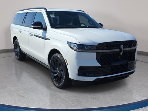 New 2026 Lincoln Navigator L Reserve w/ Jet Appearance Package AWD/4WD image 3