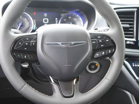 Used 2025 Chrysler Pacifica Limited FWD image 13