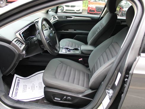 Used 2017 Ford Fusion SE w/ Fusion SE Technology Package FWD image 19