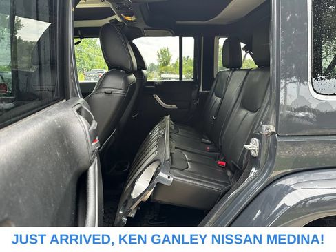 Used 2018 Jeep Wrangler Unlimited Sahara w/ Dual Top Group AWD/4WD image 15