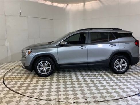 Used 2023 GMC Terrain SLE w/ Driver Convenience Package image 5