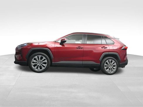 Used 2022 Toyota RAV4 XLE Premium FWD image 11
