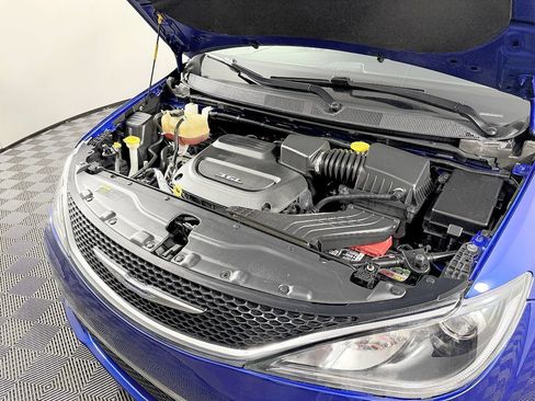 Used 2018 Chrysler Pacifica Touring-L w/ Tire & Wheel Group FWD image 18