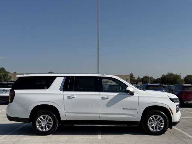 Used 2025 Chevrolet Suburban LT RWD image 3
