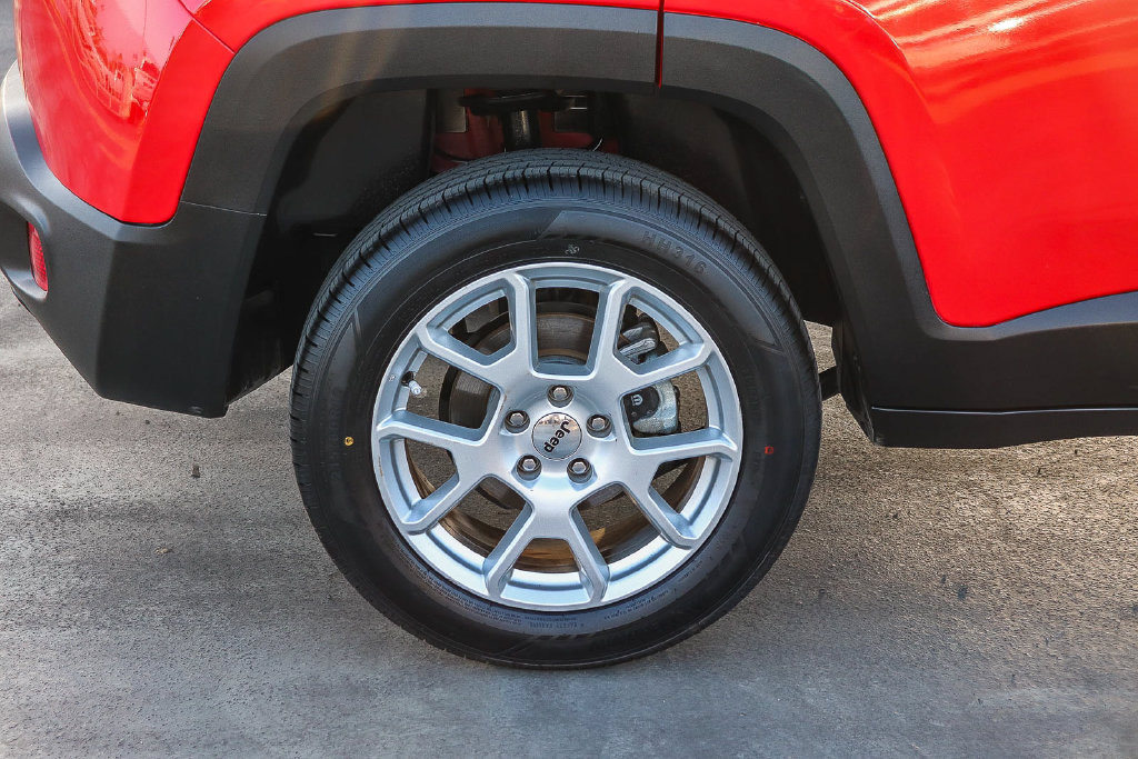 Used 2023 Jeep Renegade Latitude AWD/4WD image 12