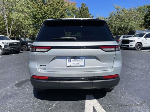 New 2025 Jeep Grand Cherokee Altitude image 8