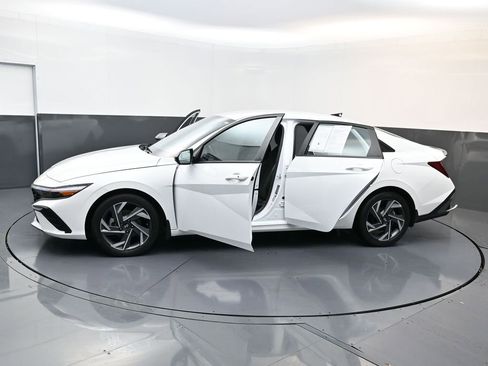 Certified 2025 Hyundai Elantra Sport image 32