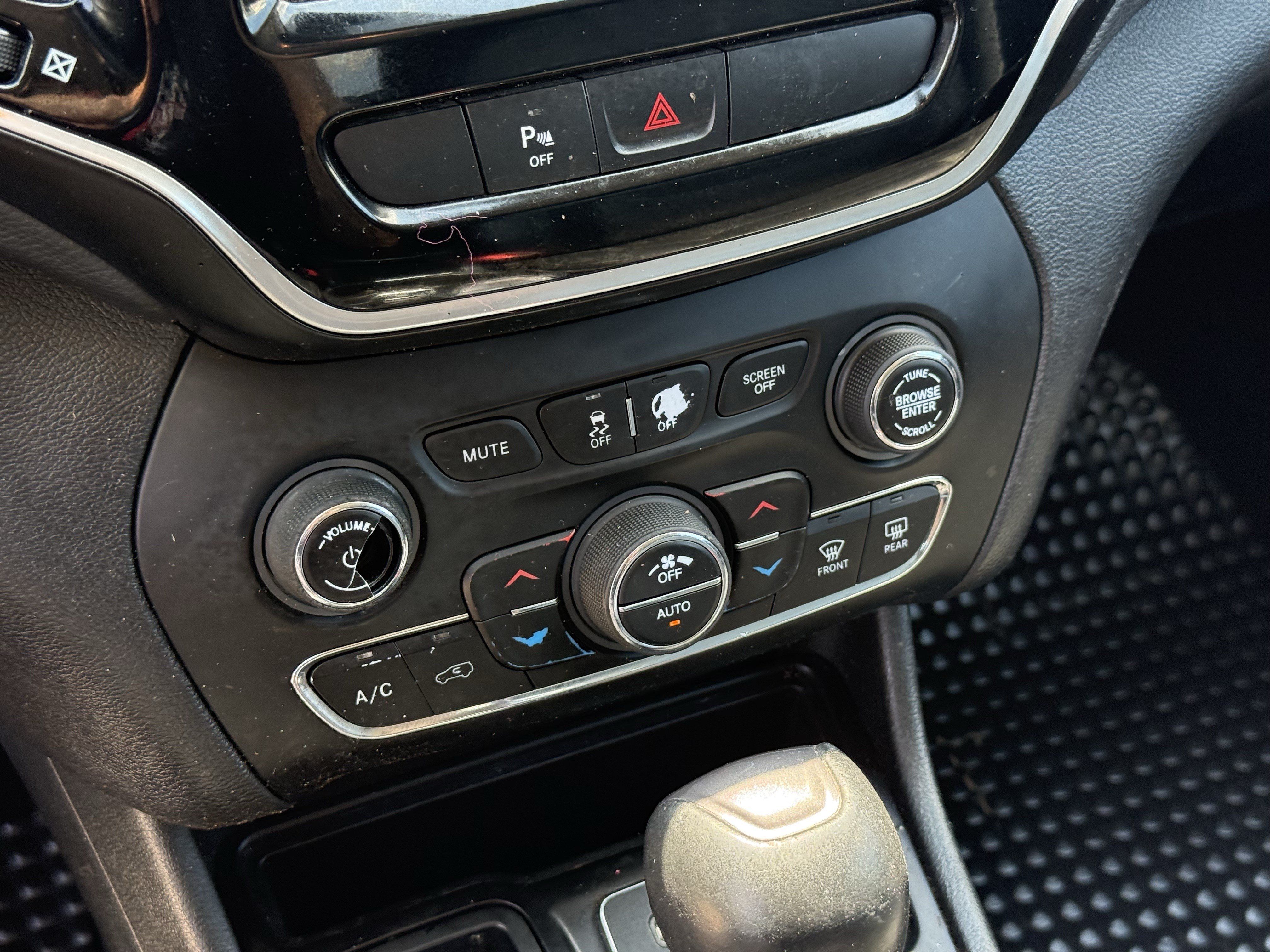 Used 2020 Jeep Cherokee Limited FWD image 22