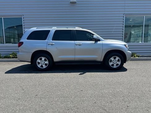 Used 2019 Toyota Sequoia SR5 AWD/4WD image 2
